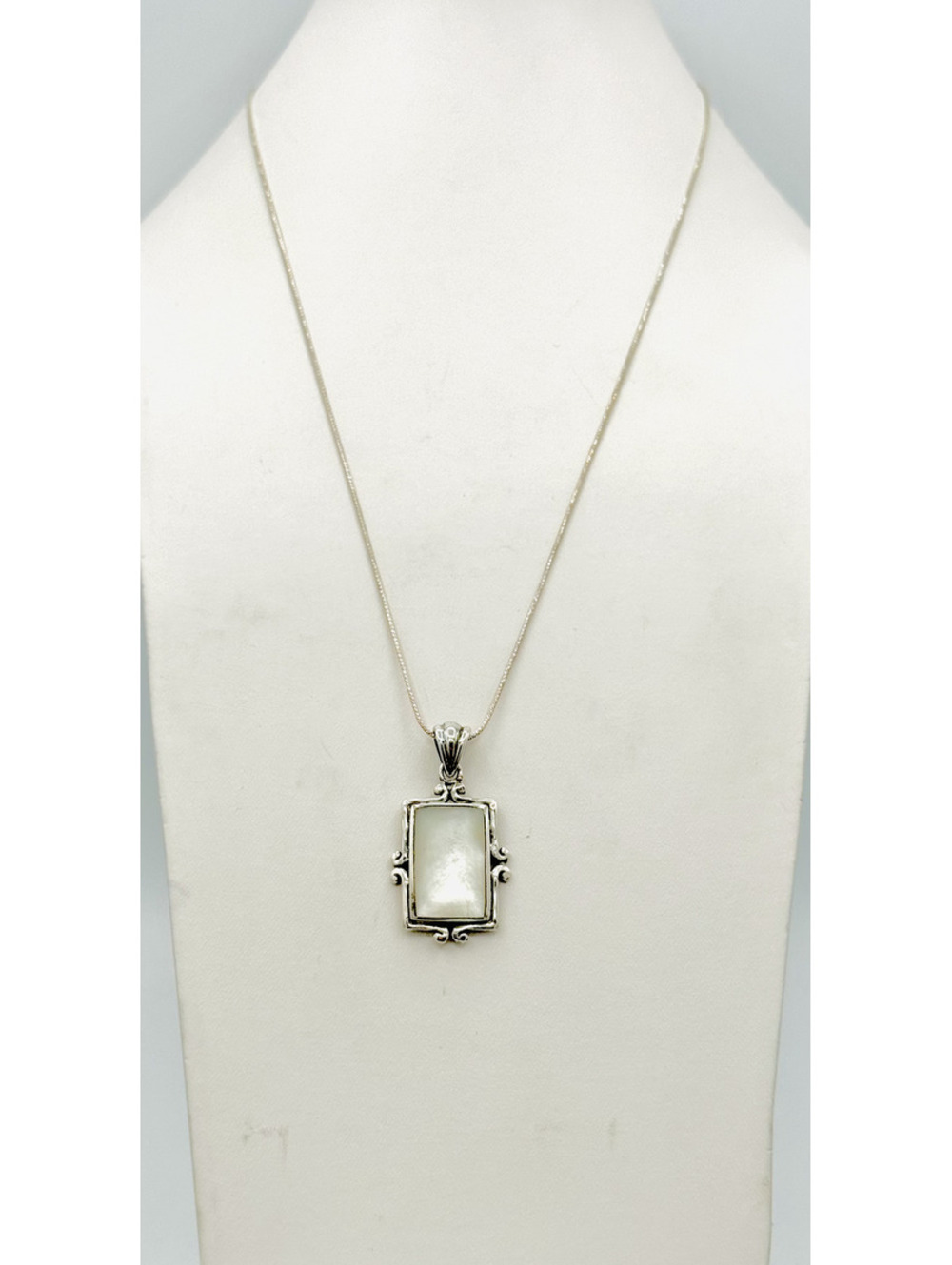 Italy sterling silver chain w/ framed mother of pearl cabochon pendant necklace